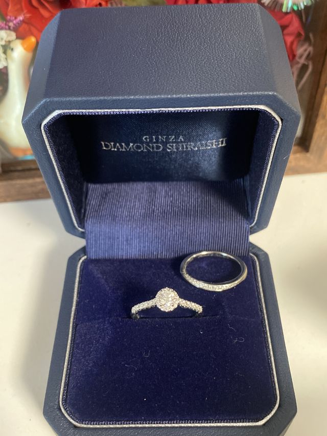 プロポーズローズの前で記念に撮りました、とても華やか。