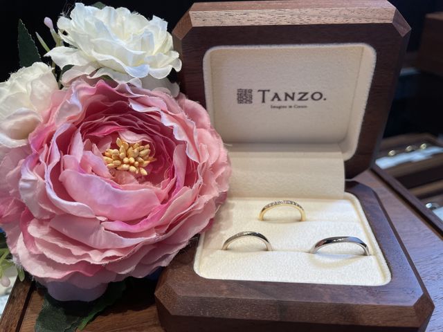 上の段は婚約指輪で、下の段は結婚指輪です。