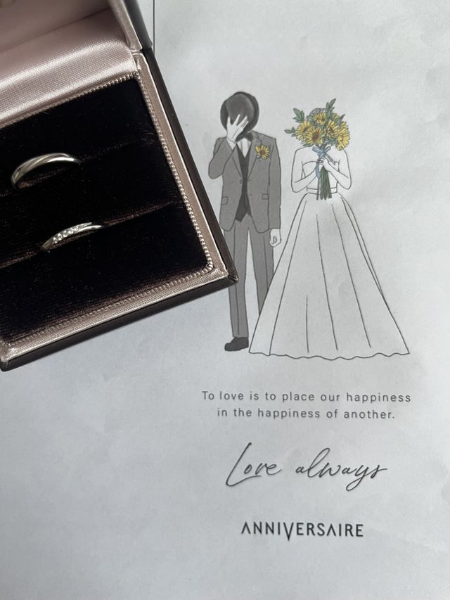 婚姻届のイラストと指輪を一緒に撮影した写真