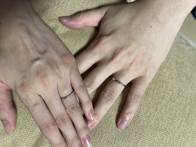同じブランドのペアのデザインの結婚指輪を選びました。
