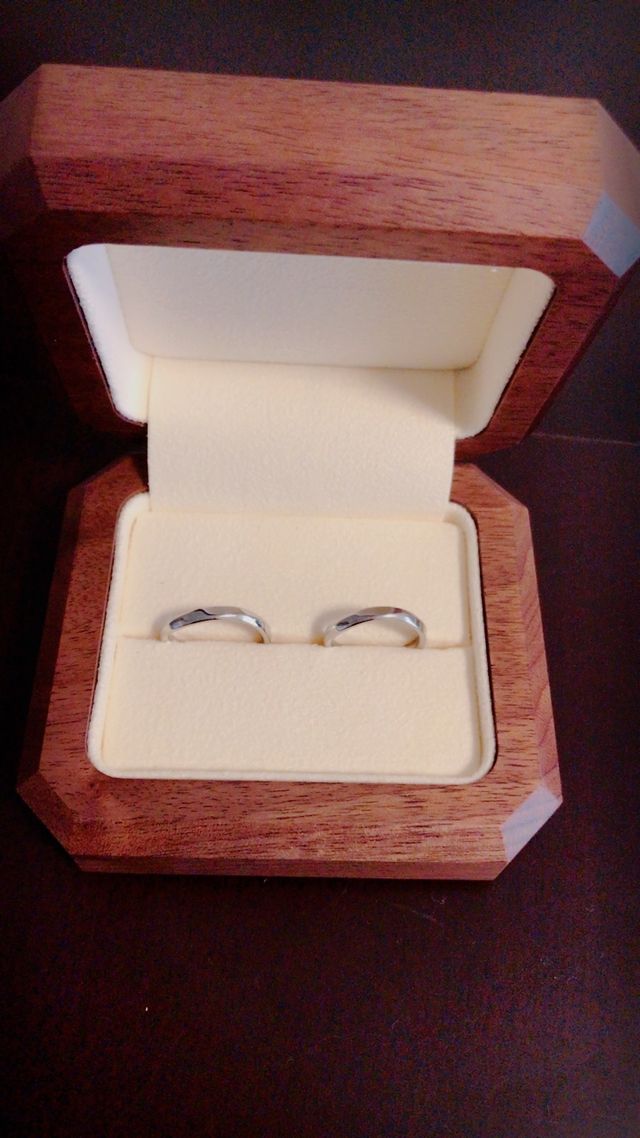 箱はひとつのウォールナット材をくり抜いて作っているそう。