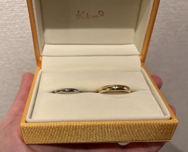 プラチナとゴールドのリングにしました。