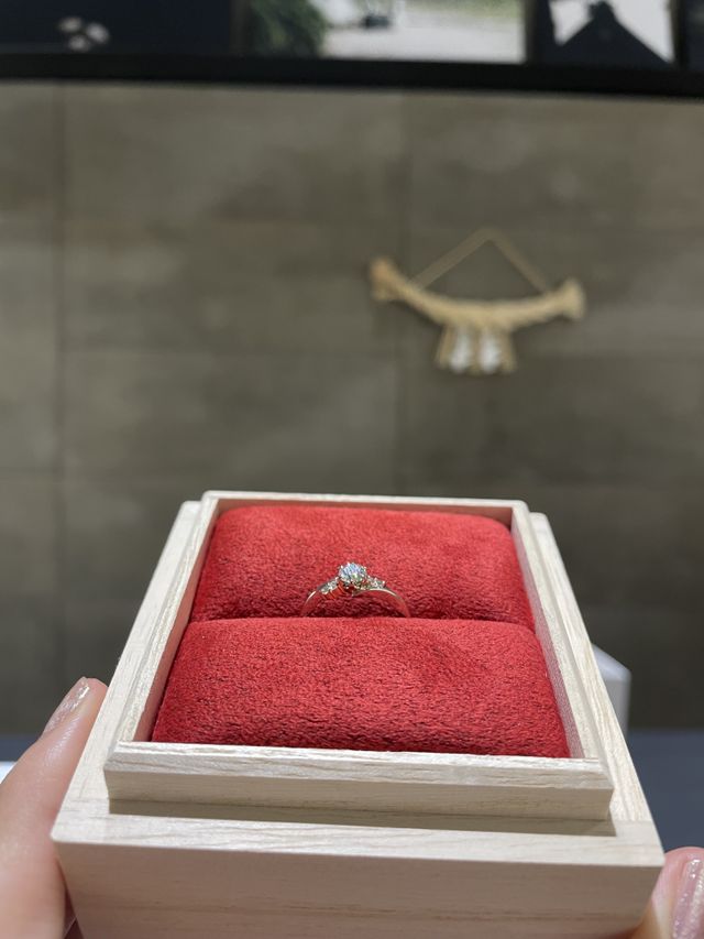 指輪についてくる台座もとても高級感があって素敵でした。