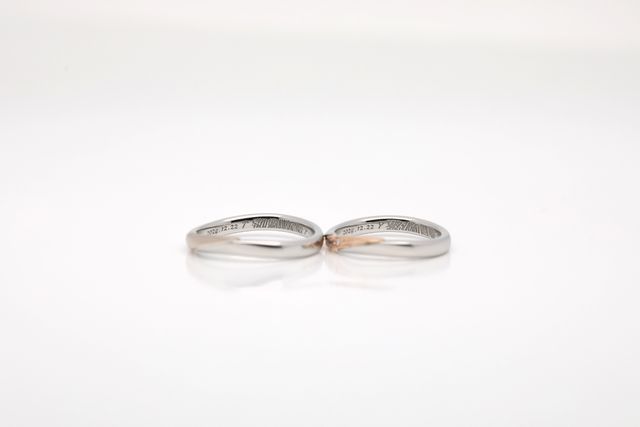 内側日付け刻印と左手薬指の指紋刻印の写真