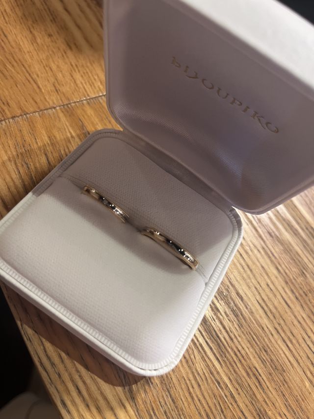 ゴールドが入っているので肌馴染みがいいです！