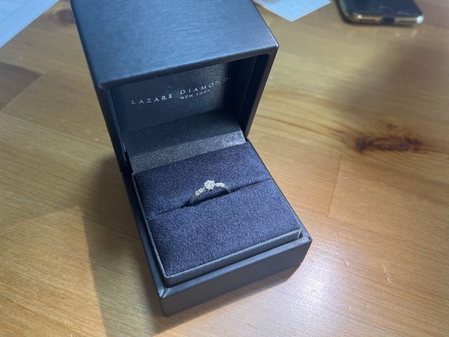 ドリルトンの婚約指輪です。ダイヤが本当に輝いていて綺麗です。