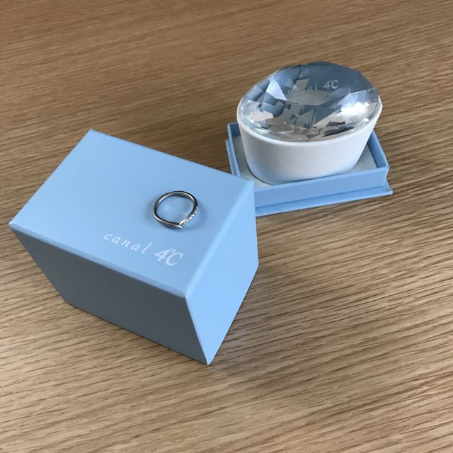 女性分の結婚指輪とケースです