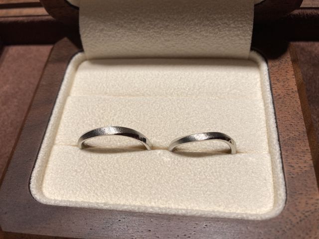 どの角度から見てもよし。箱も胡桃の1枚板からできた一点物。