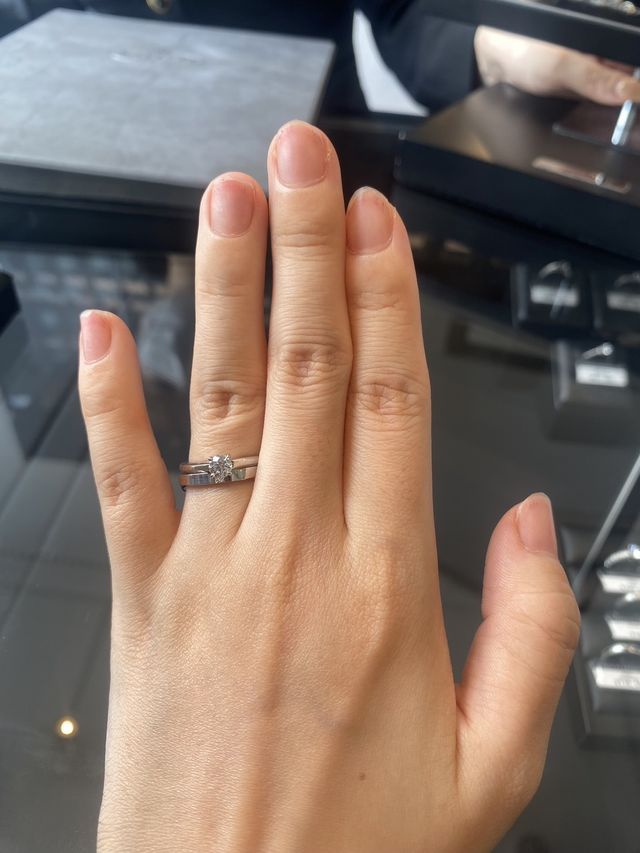 婚約指輪・結婚指輪を一緒に着用している写真です。