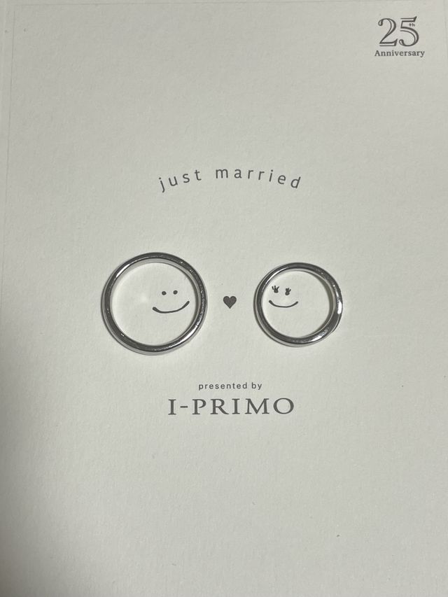 いただいたポストカードを使って指輪の写真を撮りました。