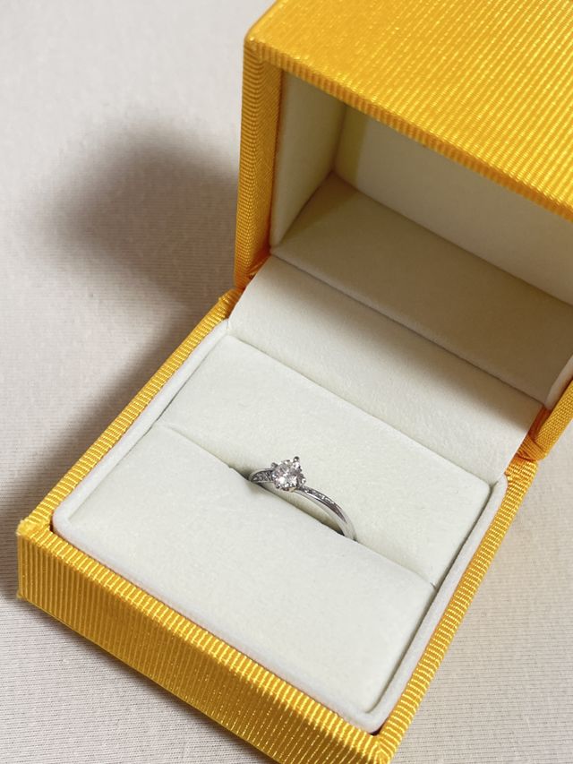 ピンクダイヤモンド使用、桜とイニシャルのモチーフを使用