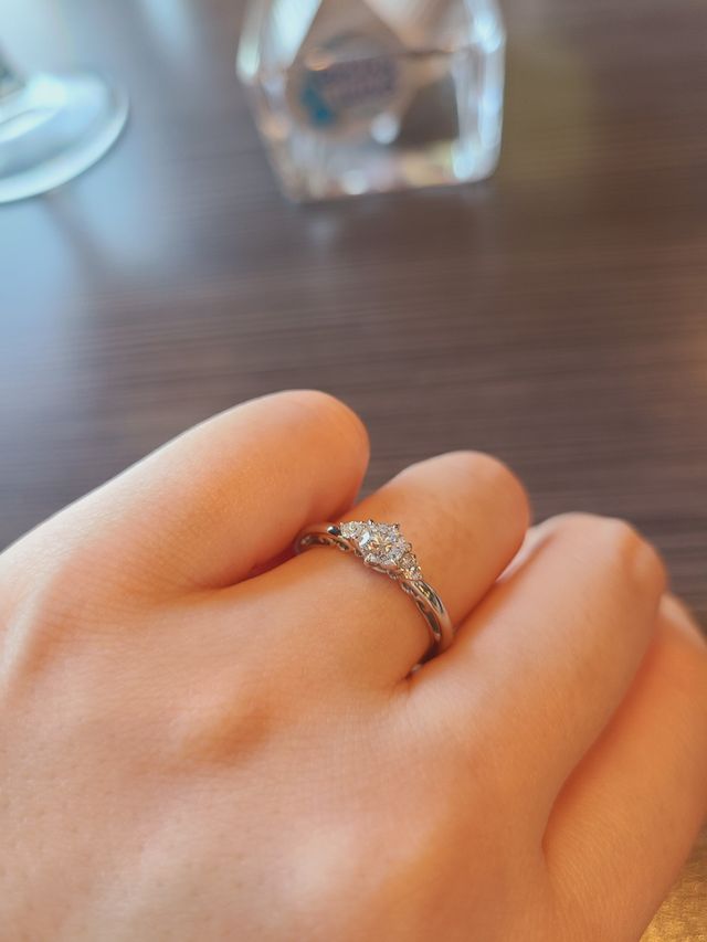 プラチナ、3つのダイヤが装飾されており華やか