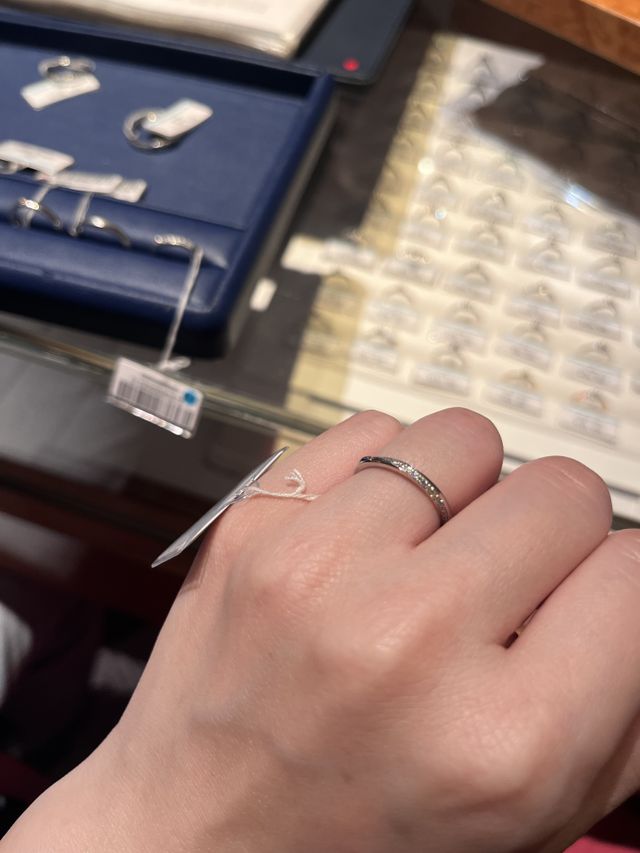 レディースの指輪をつけた時の写真