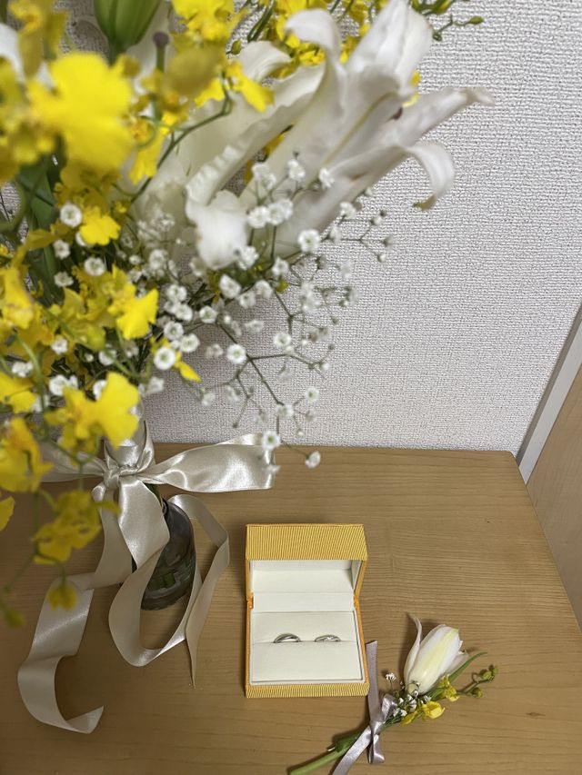 2人の結婚指輪を素敵なウェディングの花とともに。