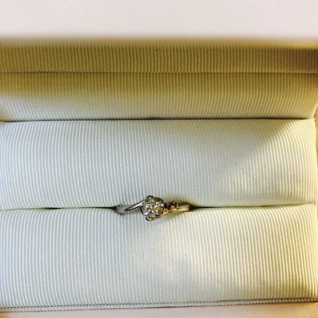 立体的なデザインで、ダイヤが大きく見える効果があります。