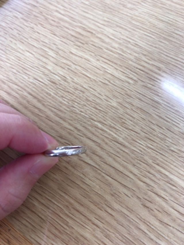 正面に一石のダイヤモンドが入った指輪です。