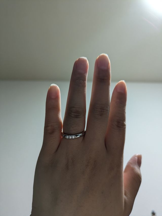 3石ですが、リングの幅が広く、存在感があります。