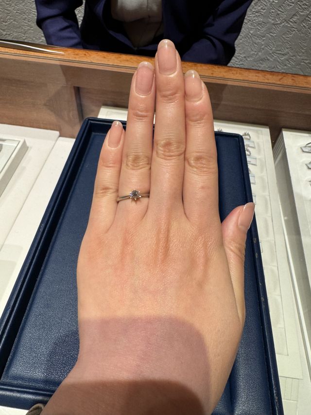 教会をイメージしたシンプルなデザインの指輪です。