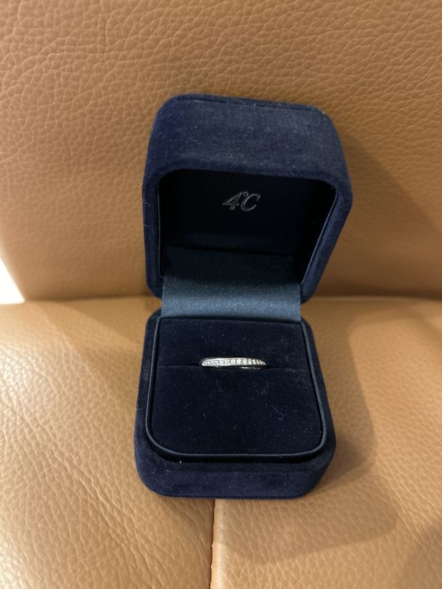 キラキラのダイヤがかわいい華奢なリングです。