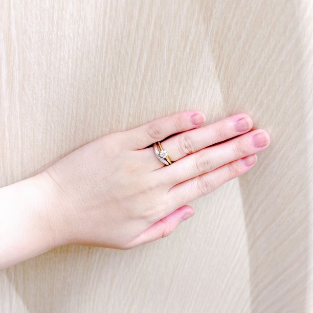 持っている婚約指輪と重ね付けしてみました。