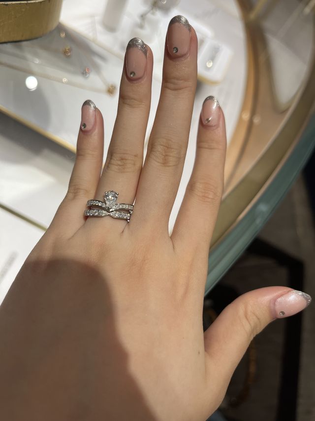 トリオンフの結婚指輪との重ねづけもかわいいです