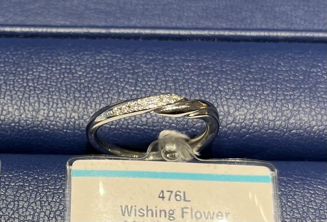 今回購入を決定した指輪（女性用）です。ウェーブデザインです。