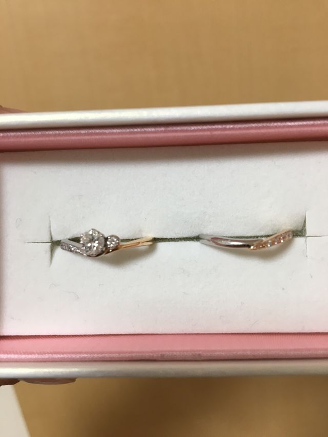 左が婚約指輪、右が結婚指輪です。セットにしました