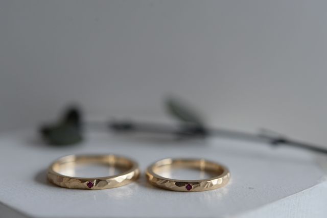 自分でデザインしたり、宝石の色等も決めていきました。