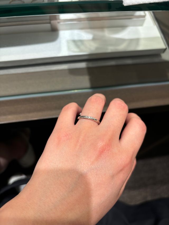 斜めにダイヤが入っている指輪を購入しました！