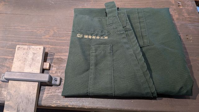 エプロンと作業をする台