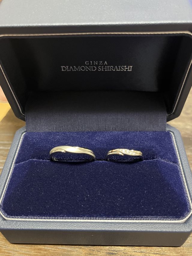 ナチュラルなVのデザインの結婚指輪です。