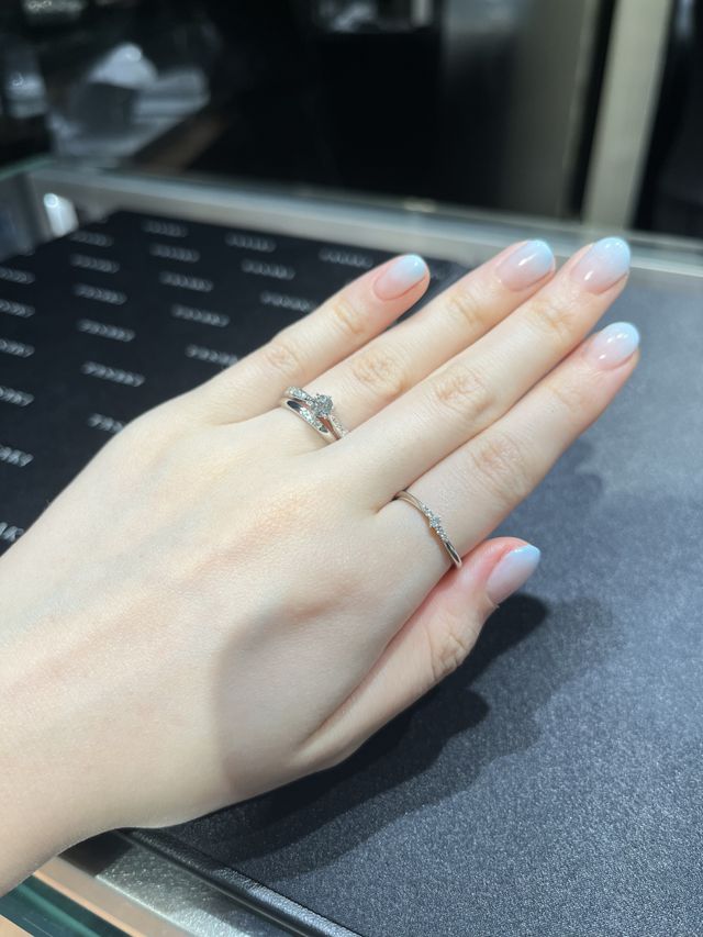 ※人差し指のリングは私物です