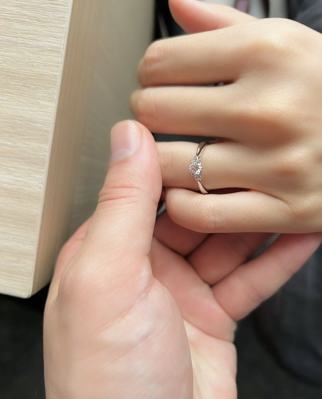 実際に渡して指輪をつけてもらった写真