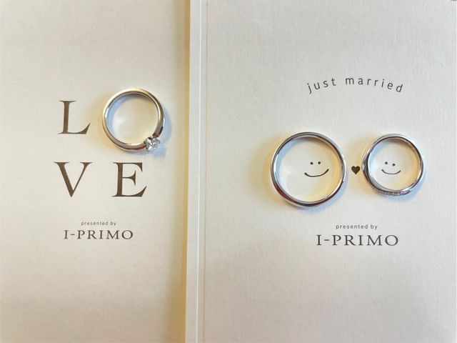 受け取りの際にいただいたカードの上に指輪を並べました！