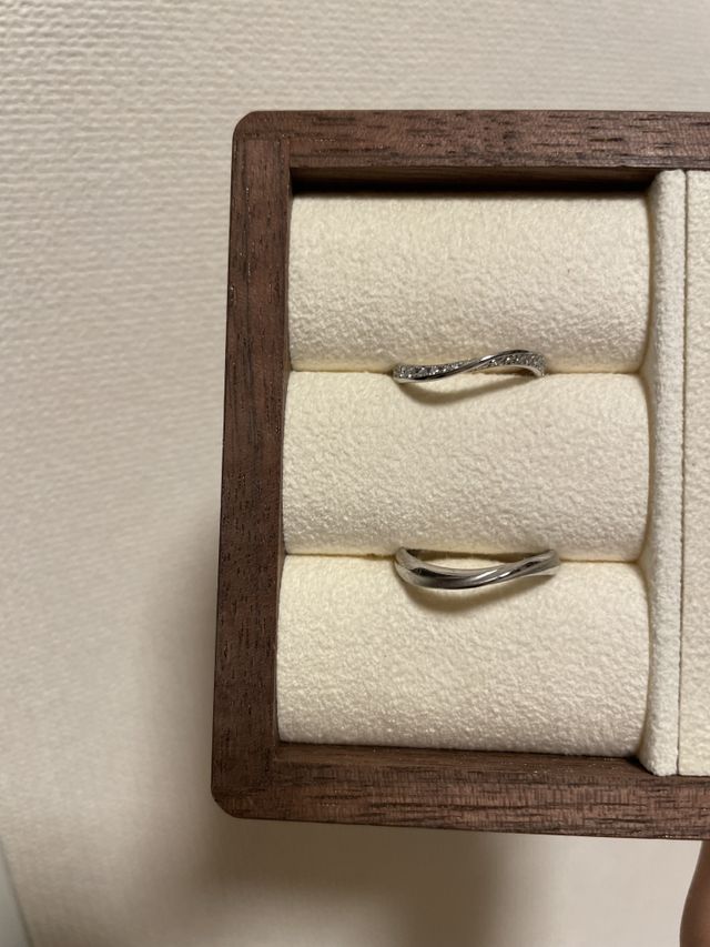 ブランドオリジナルのアンティーク調の木製のリングピローです