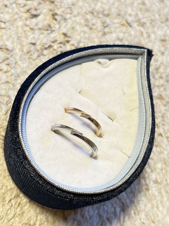 色合いはピンクゴールドとシルバーです。