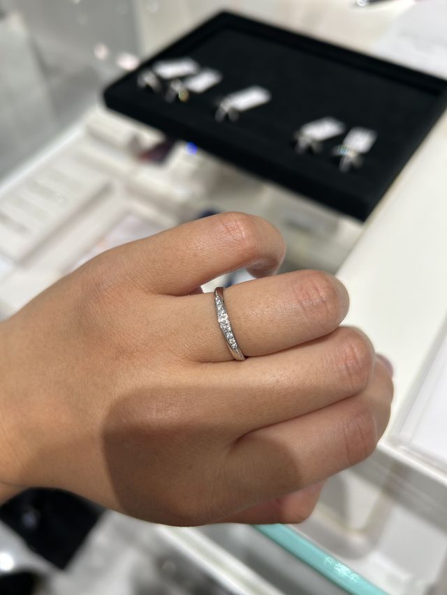 斜めにダイアモンドが入った指輪です