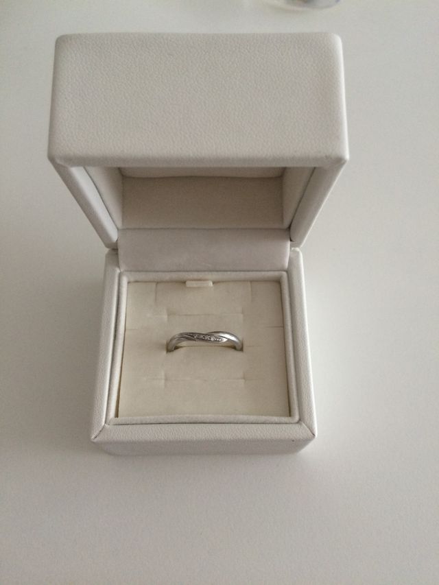 曲線が有りシンプルなデザインのリングです。