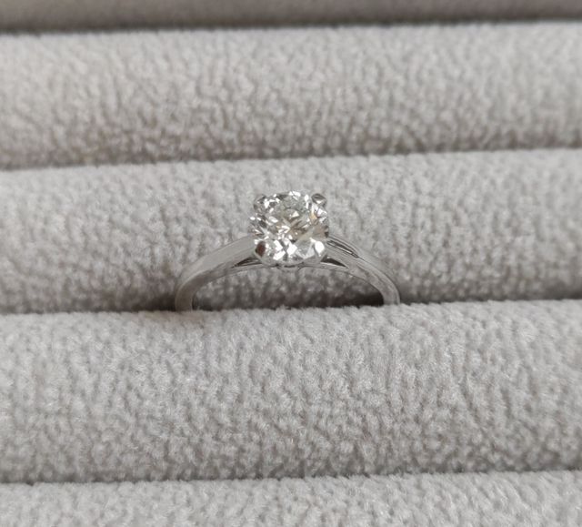 シンプルな一石のものです。アームが細くて付けやすいです。