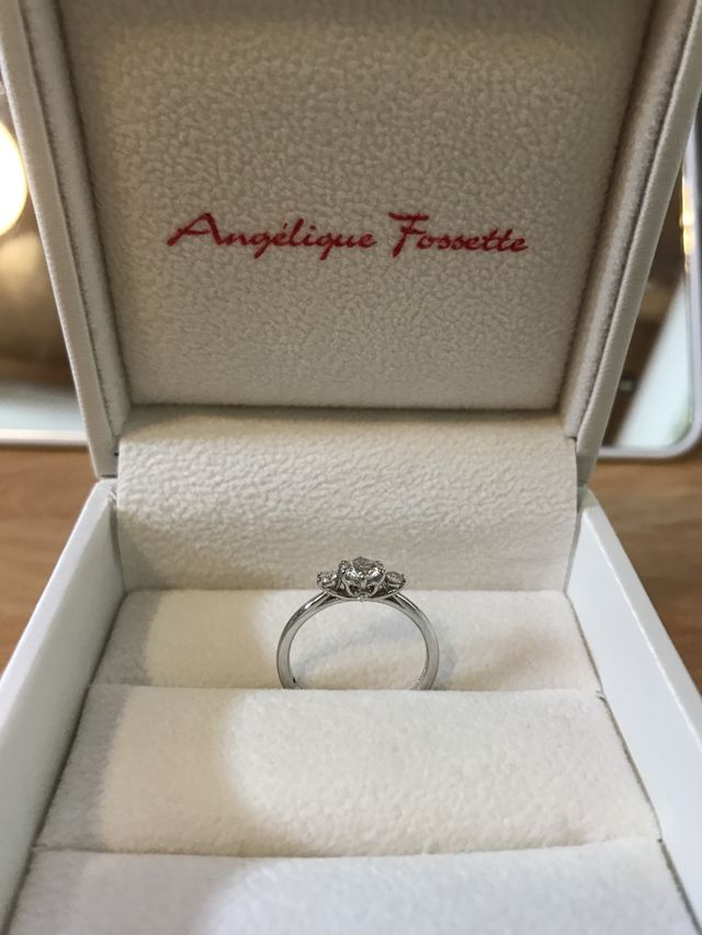 横から見ると中心のダイヤの下に2粒小さなダイヤがあります。