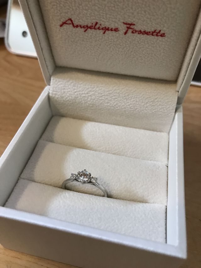 上から見るとダイヤモンドが3粒並んでいます。