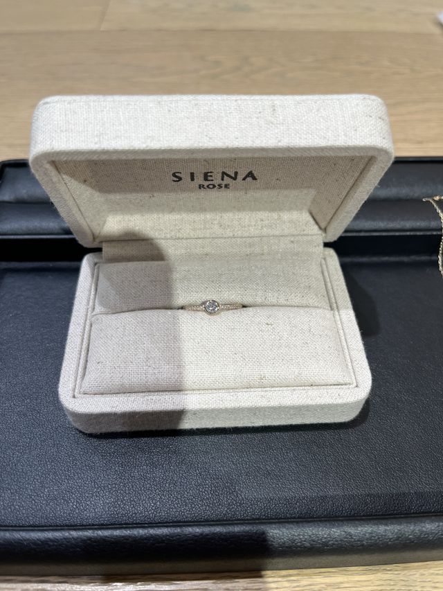 ダイヤモンドが大きすぎず着けやすいです。