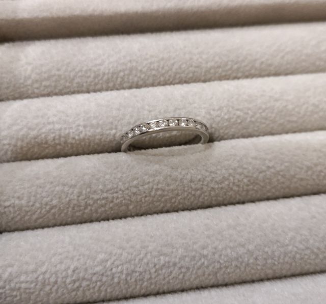 レール留めのハーフエタニティです