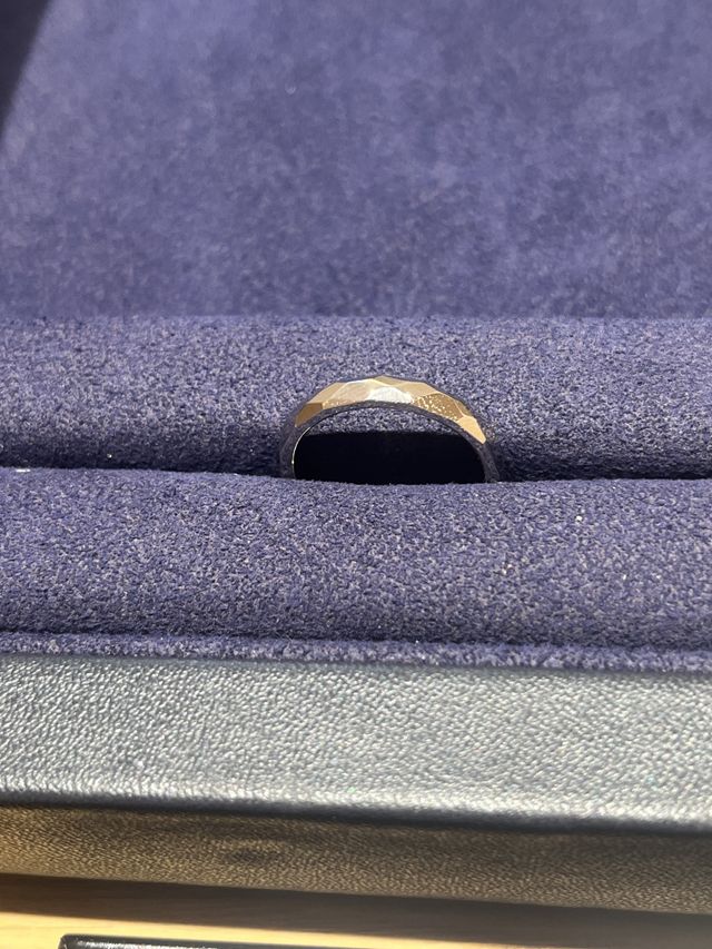 槌目のデザインの結婚指輪です