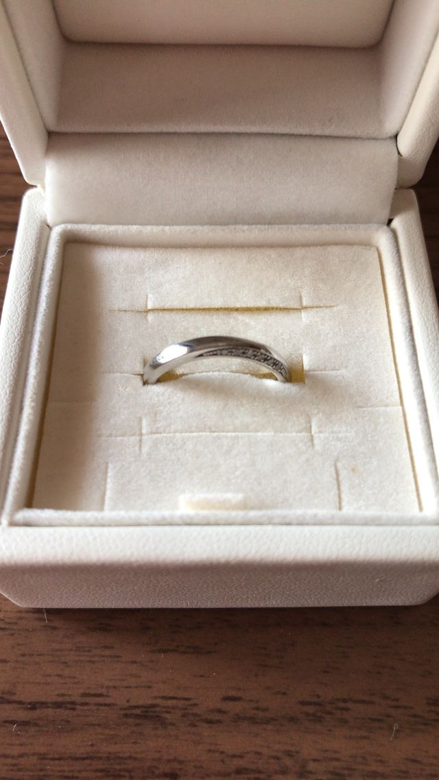 側面にダイヤモンドが埋められています。