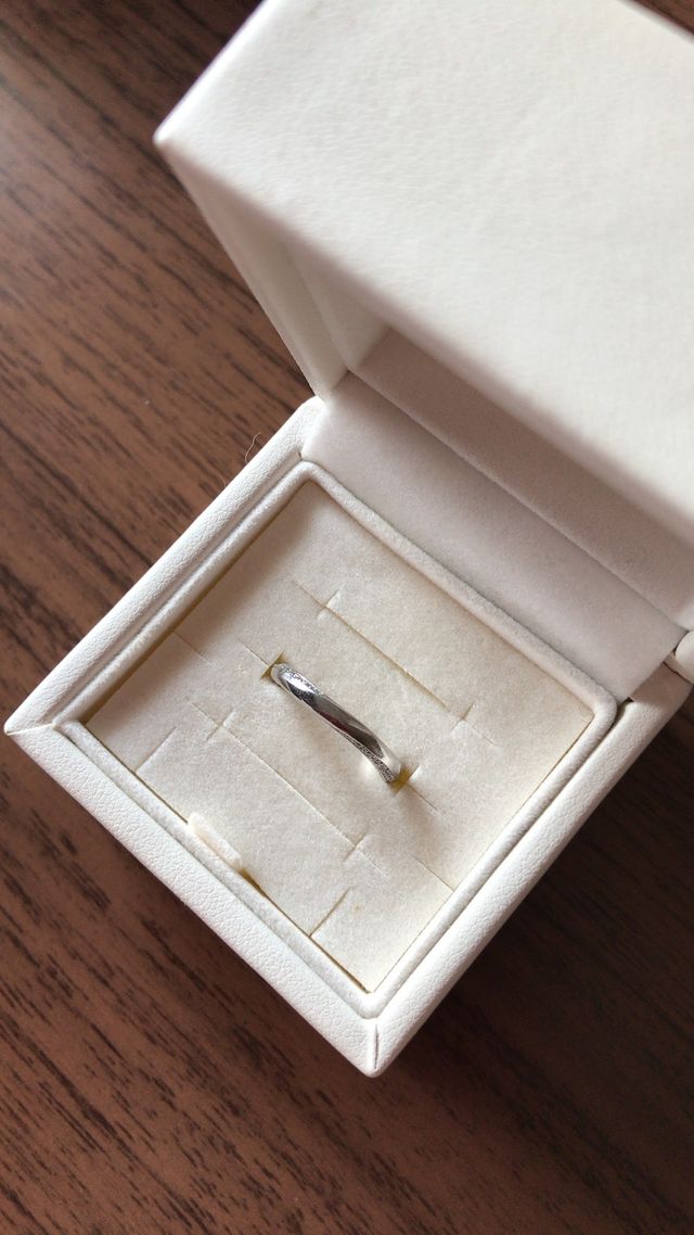 両側面のダイヤモンドでどの角度からもキラキラします。