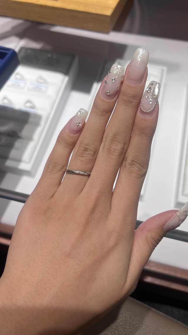 今後何十年と付けていく為ゴージャス過ぎないデザインです。