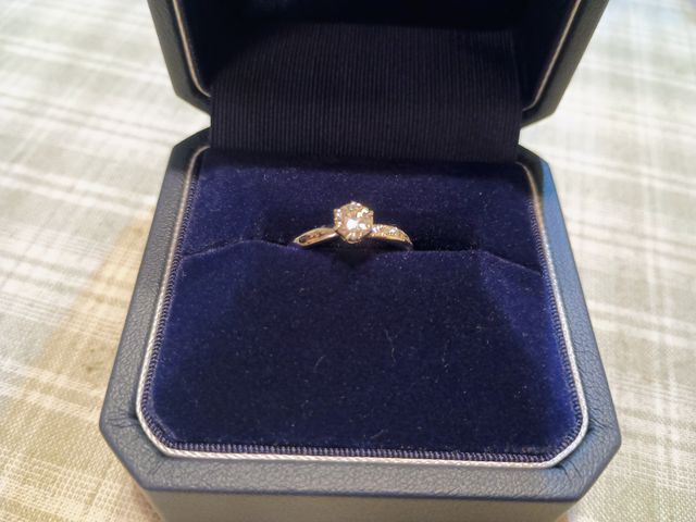 箱に入った状態の婚約指輪です。