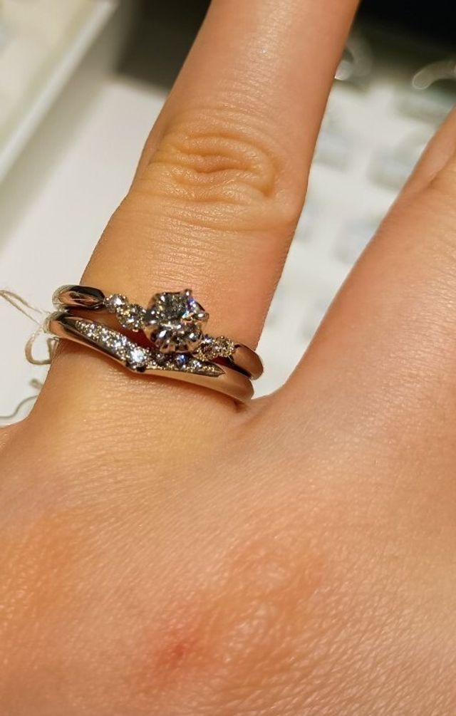 結婚指輪とのセットリングで婚約指輪は上の方です。