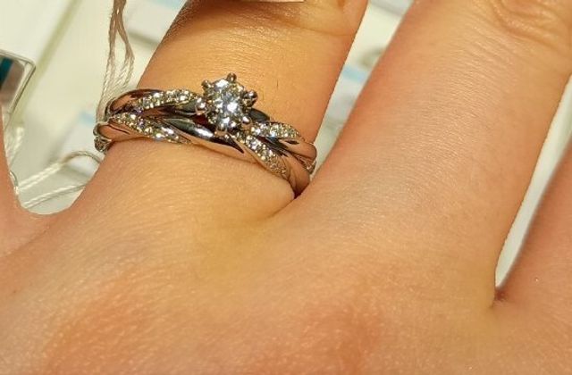 結婚指輪とのセットリングで、上の指輪が婚約指輪です。